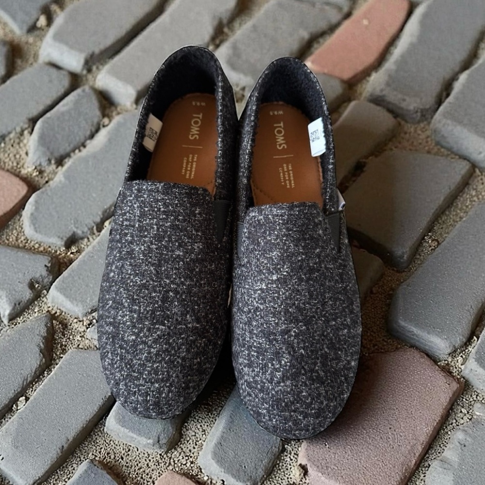 TOMS Women's Black Melange with faux Shearling Redondo Slip-On Flats, size 9.5